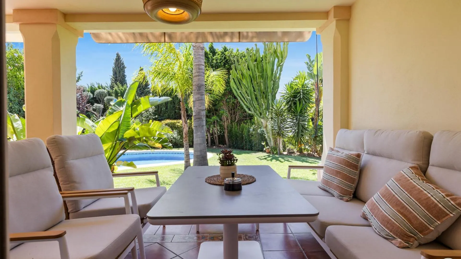فيلة Vivi Homes -Villa Alpetona Private Pool, Garden & Beach Sitio de Calahonda