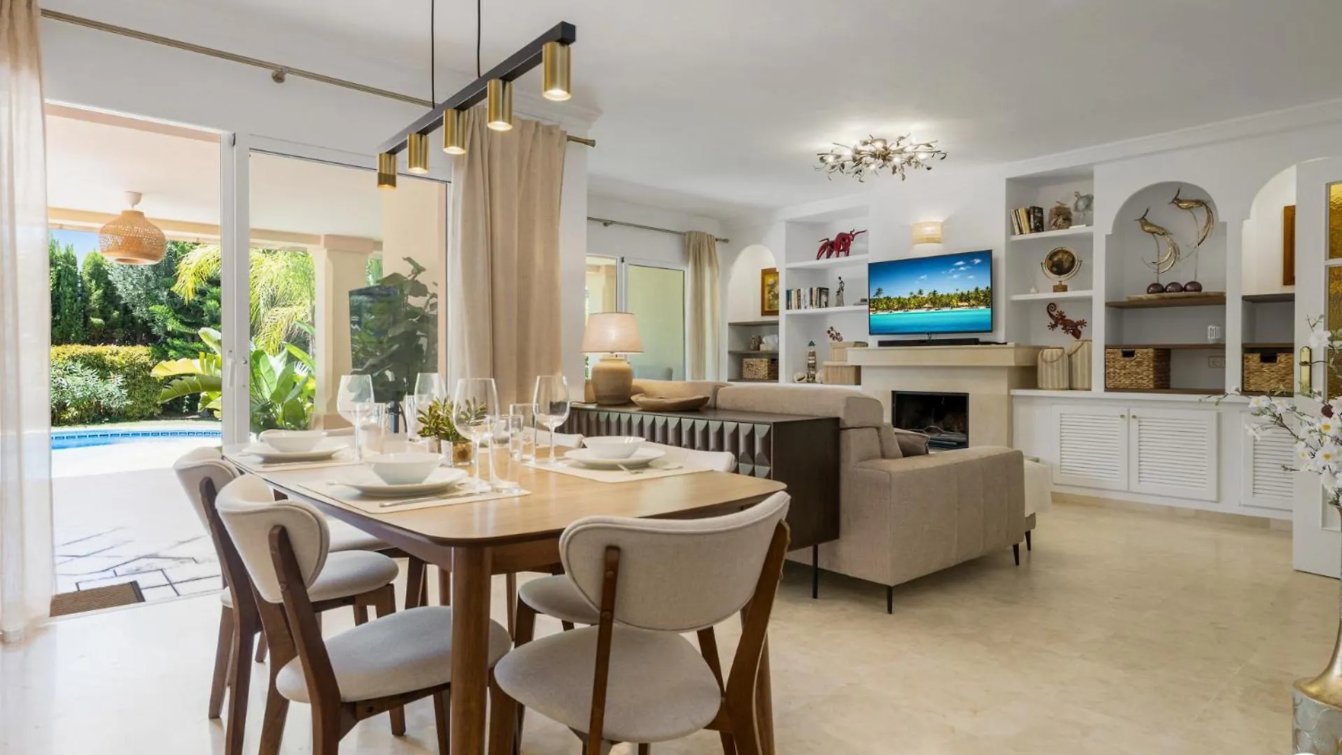 فيلة Vivi Homes -Villa Alpetona Private Pool, Garden & Beach Sitio de Calahonda