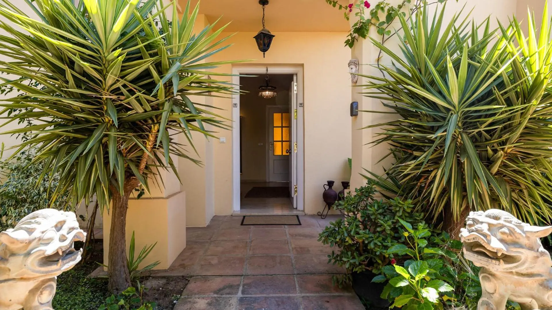 Vivi Homes -Villa Alpetona Private Pool, Garden & Beach Sitio de Calahonda إسبانيا